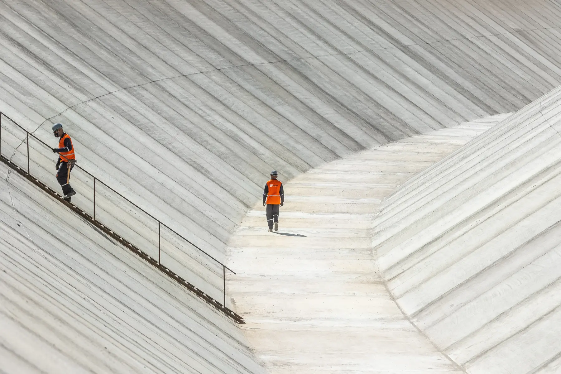 Trabalhadores em estrutura de concreto do Canal do Sertão em Apodi, Rio Grande do Norte