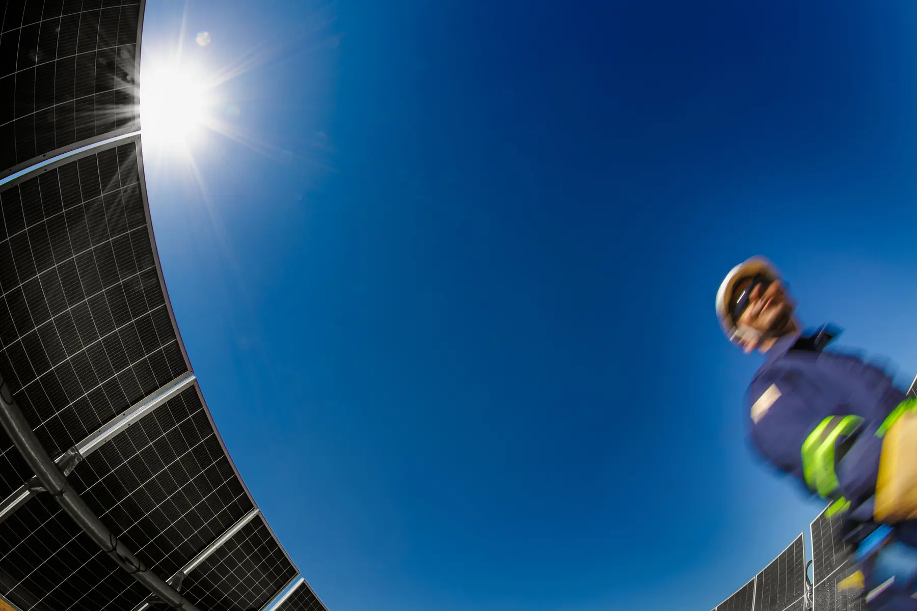Parque de placas solares no Nordeste brasileiro sob céu claro e ensolarado