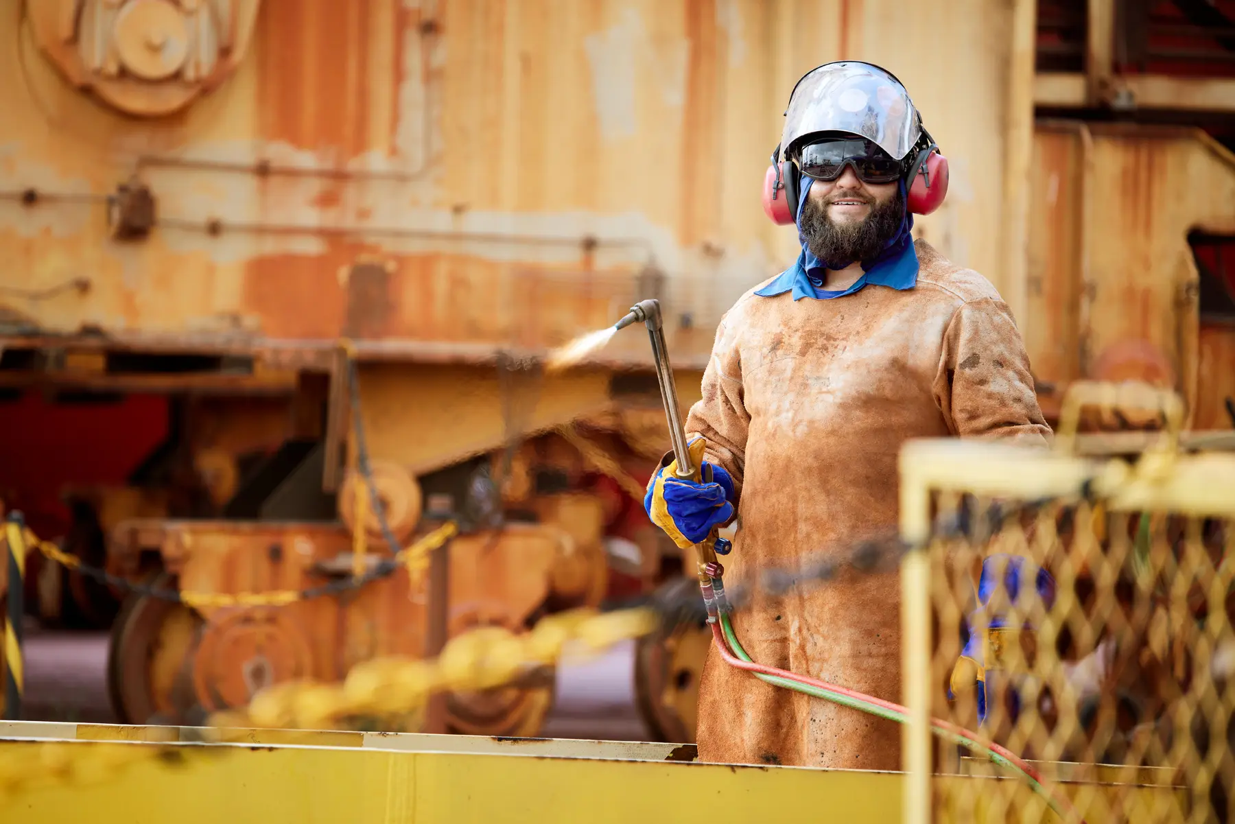 Trabalhador com EPI realiza corte com maçarico em estrutura metálica no Porto de Vila do Conde, Barcarena, PA