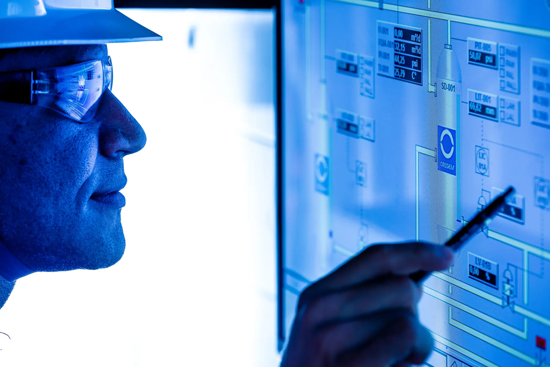 Colaborador supervisiona sistema digital de controle em campo de gás natural no interior de Alagoas