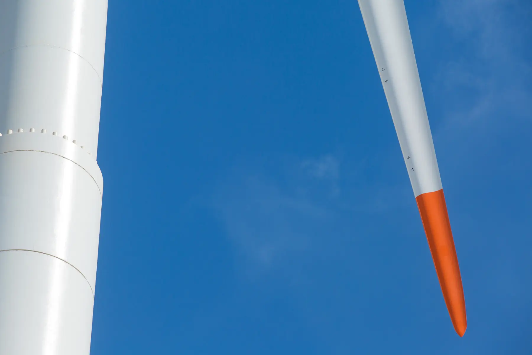 Turbina eólica do Complexo Icaraí no Ceará, operado pela Ibitu Energia, com céu azul ao fundo