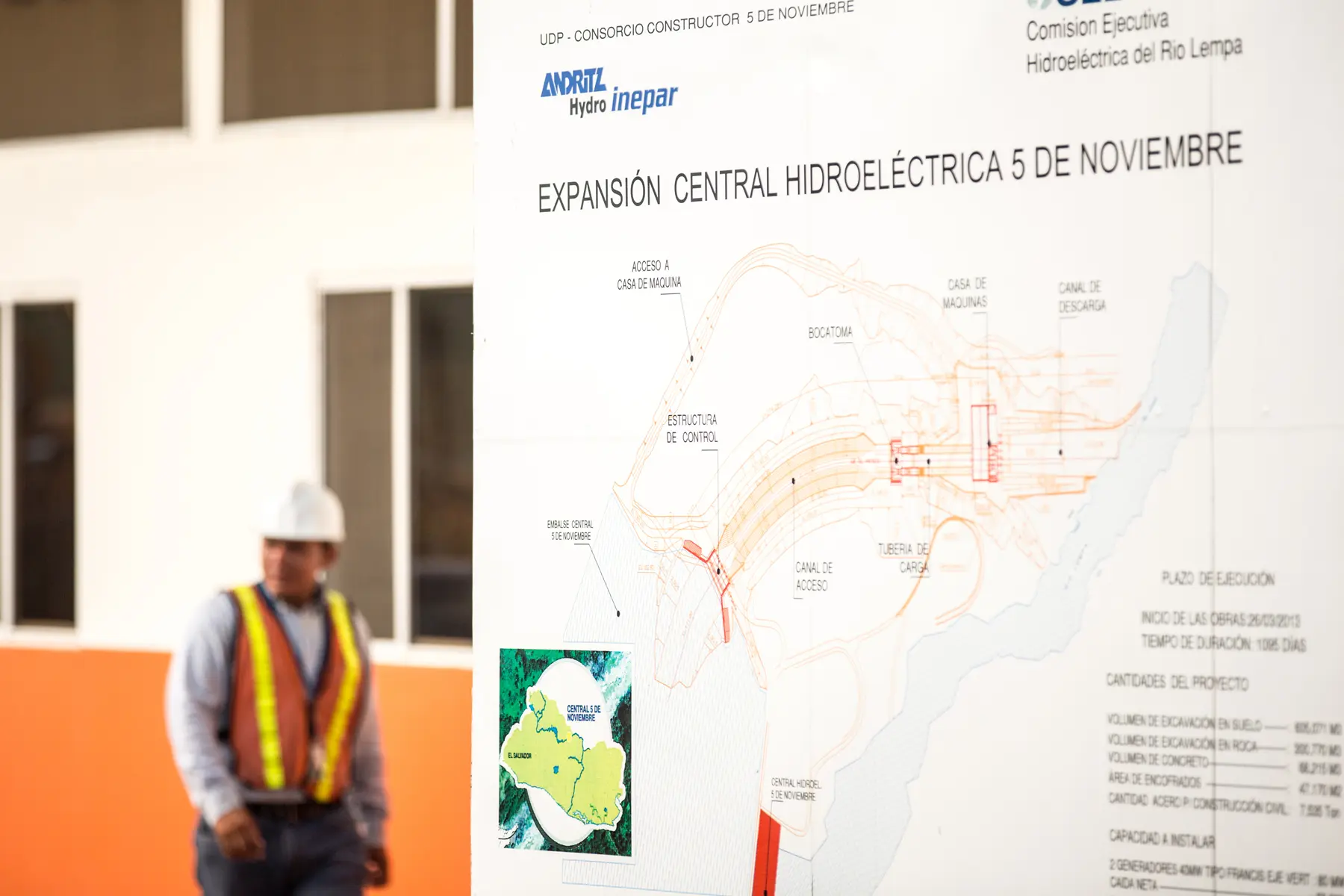 Colaborador diante de painel técnico da expansão da Central Hidrelétrica 5 de Novembro em El Salvador