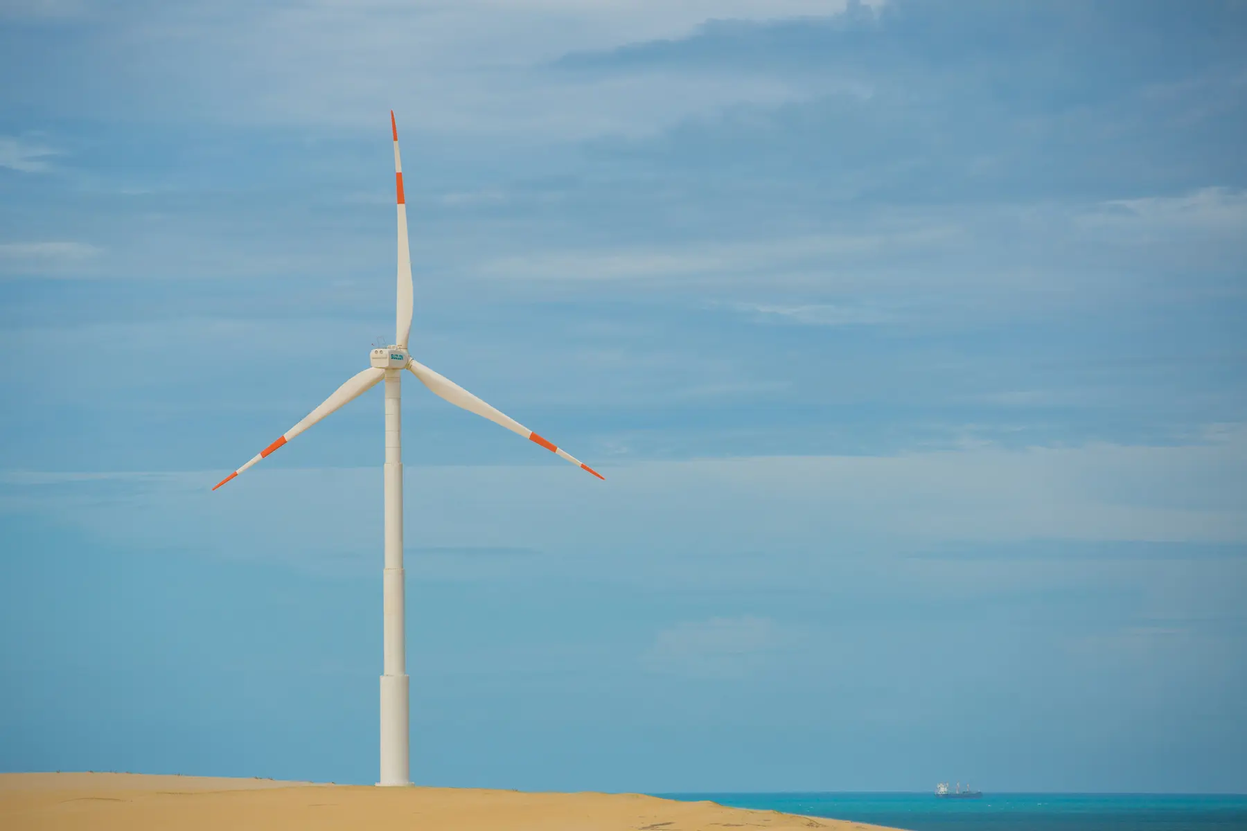 Turbina eólica do Complexo Icaraí no Ceará, operado pela Ibitu Energia, instalada em área costeira com céu parcialmente nublado