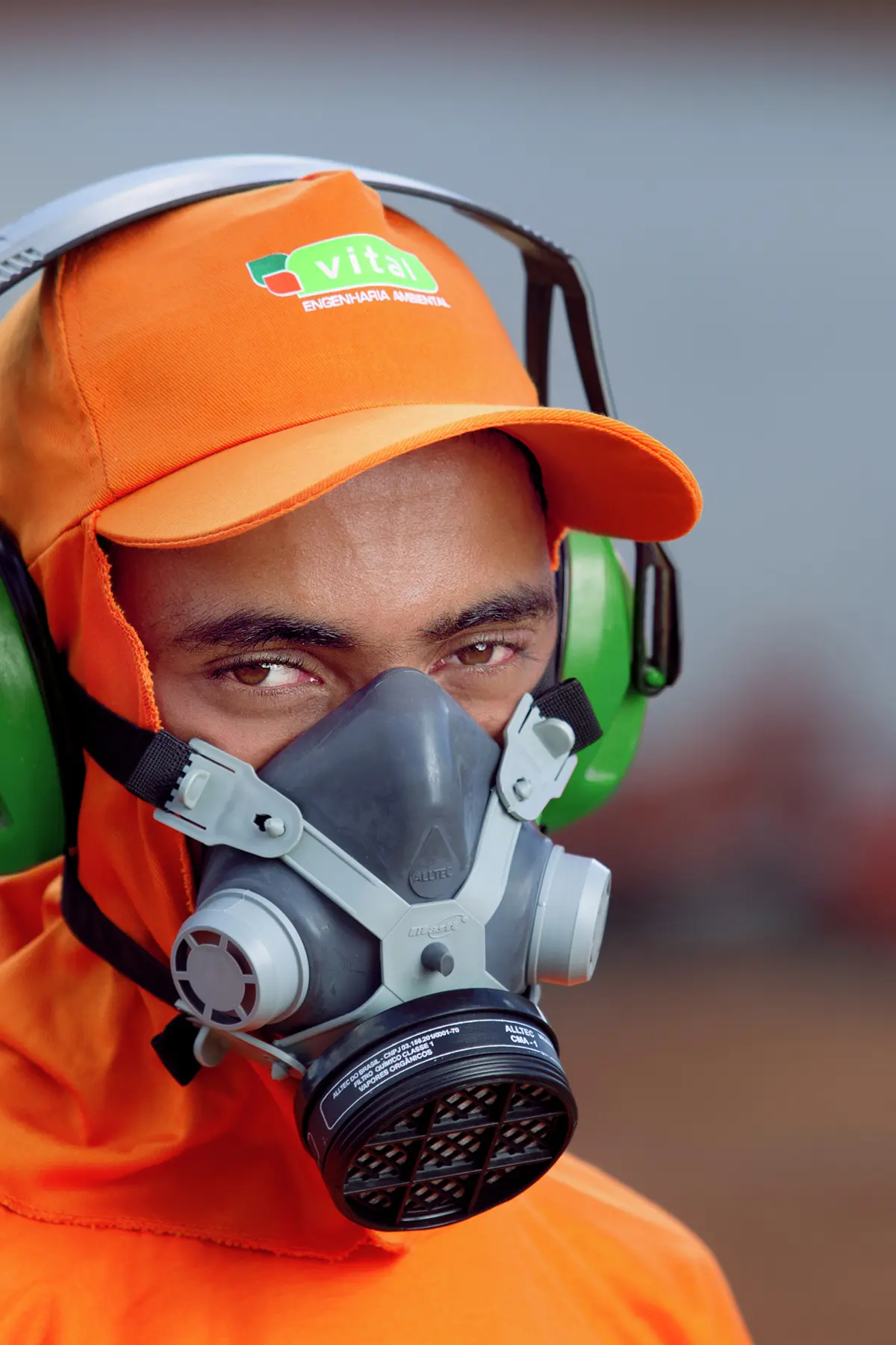 Colaborador com EPI completo em operação de extração de gás a partir do lixo em Sarzedo, MG