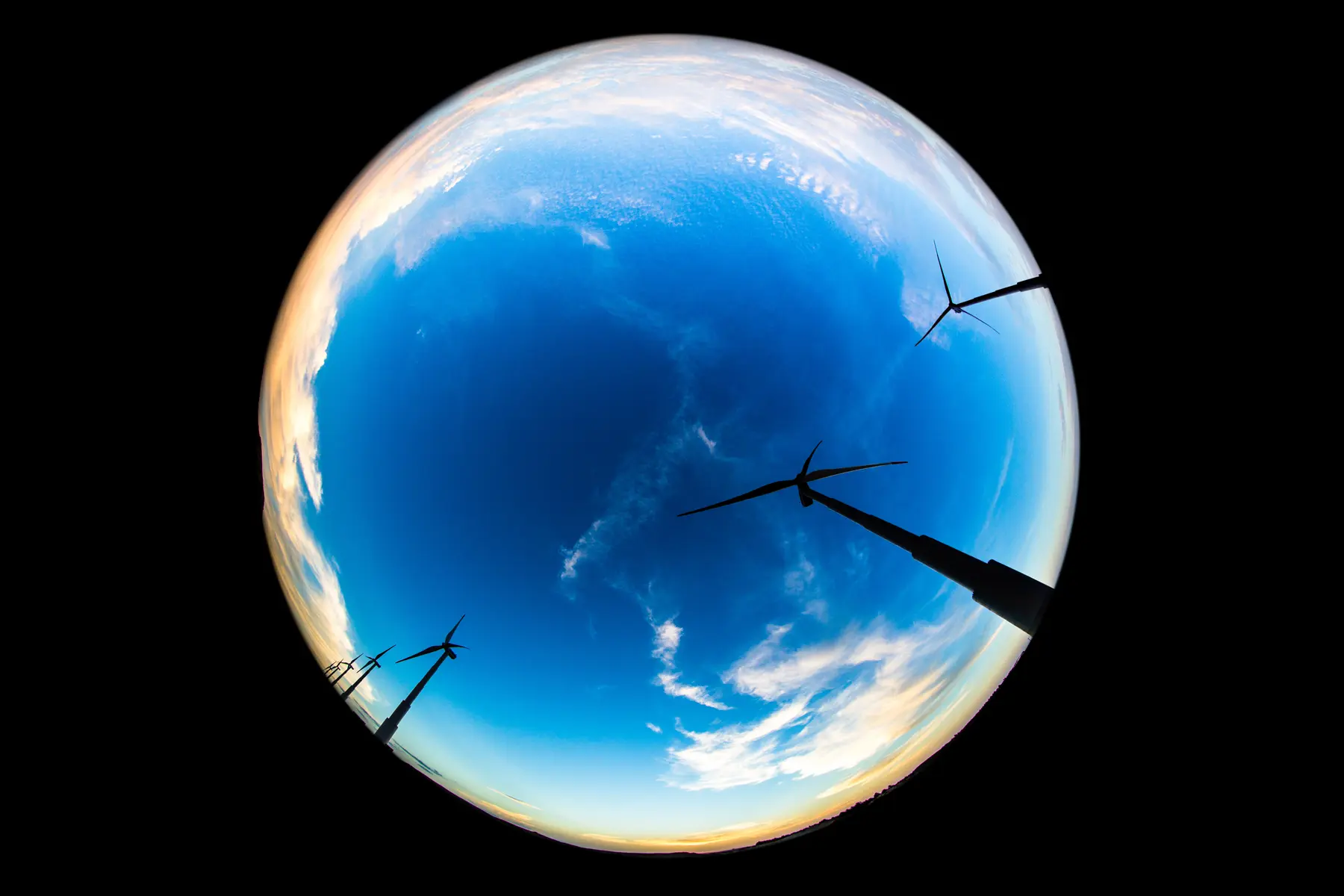 Simulação de planta terra com turbinas eólicas do Complexo de Riachão, Ceará, vistas externamente sob céu azul