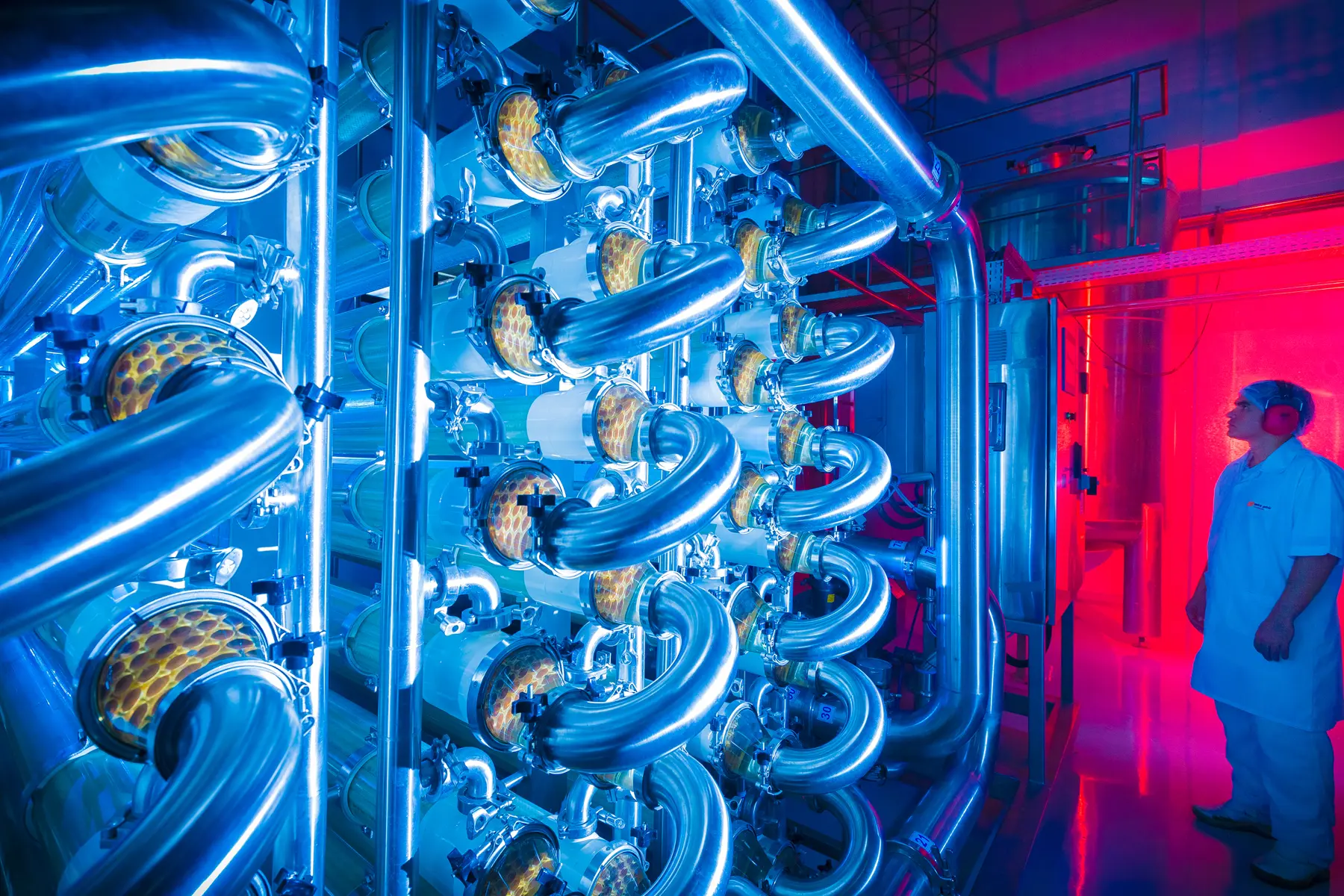 Tubulação metálica com sistema de filtragem em instalação industrial monitorada.