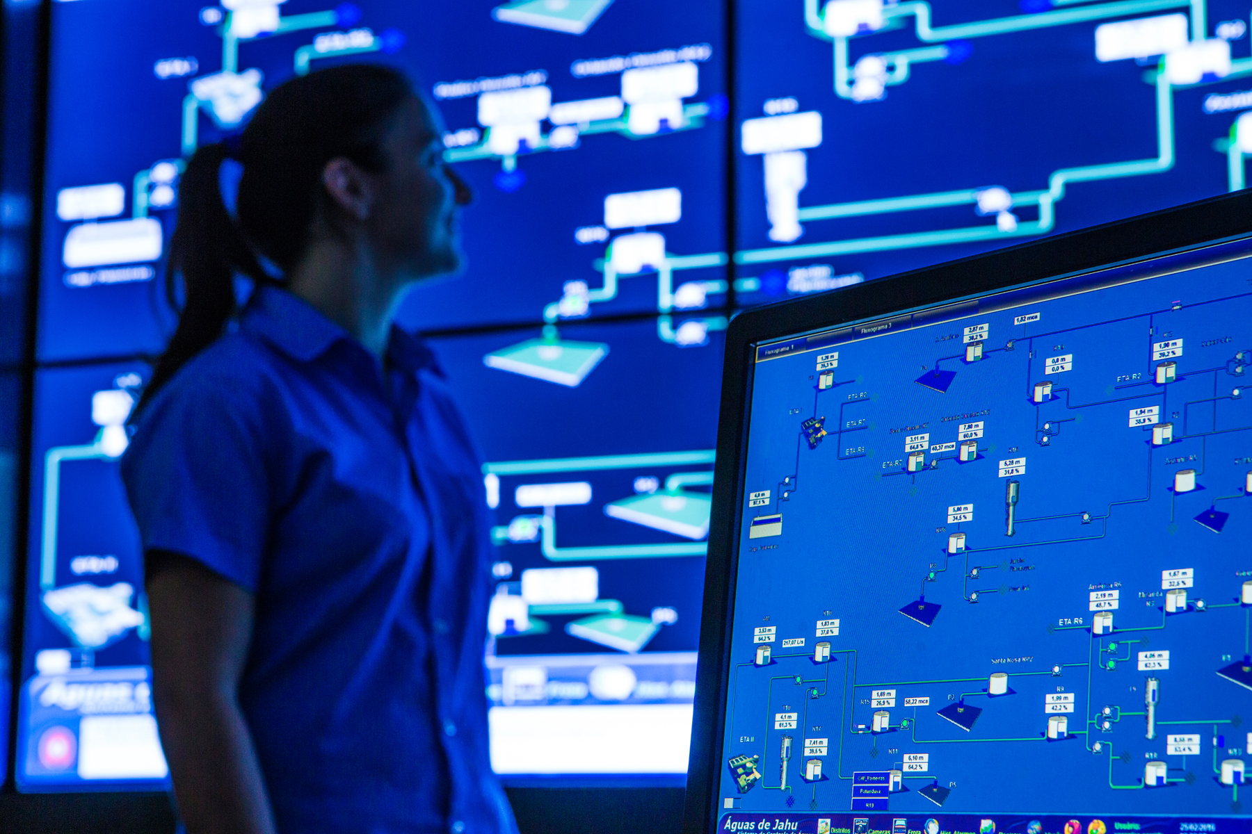 Pessoa em frente a tela com esquema técnico de sistema de água da Águas de Jahu