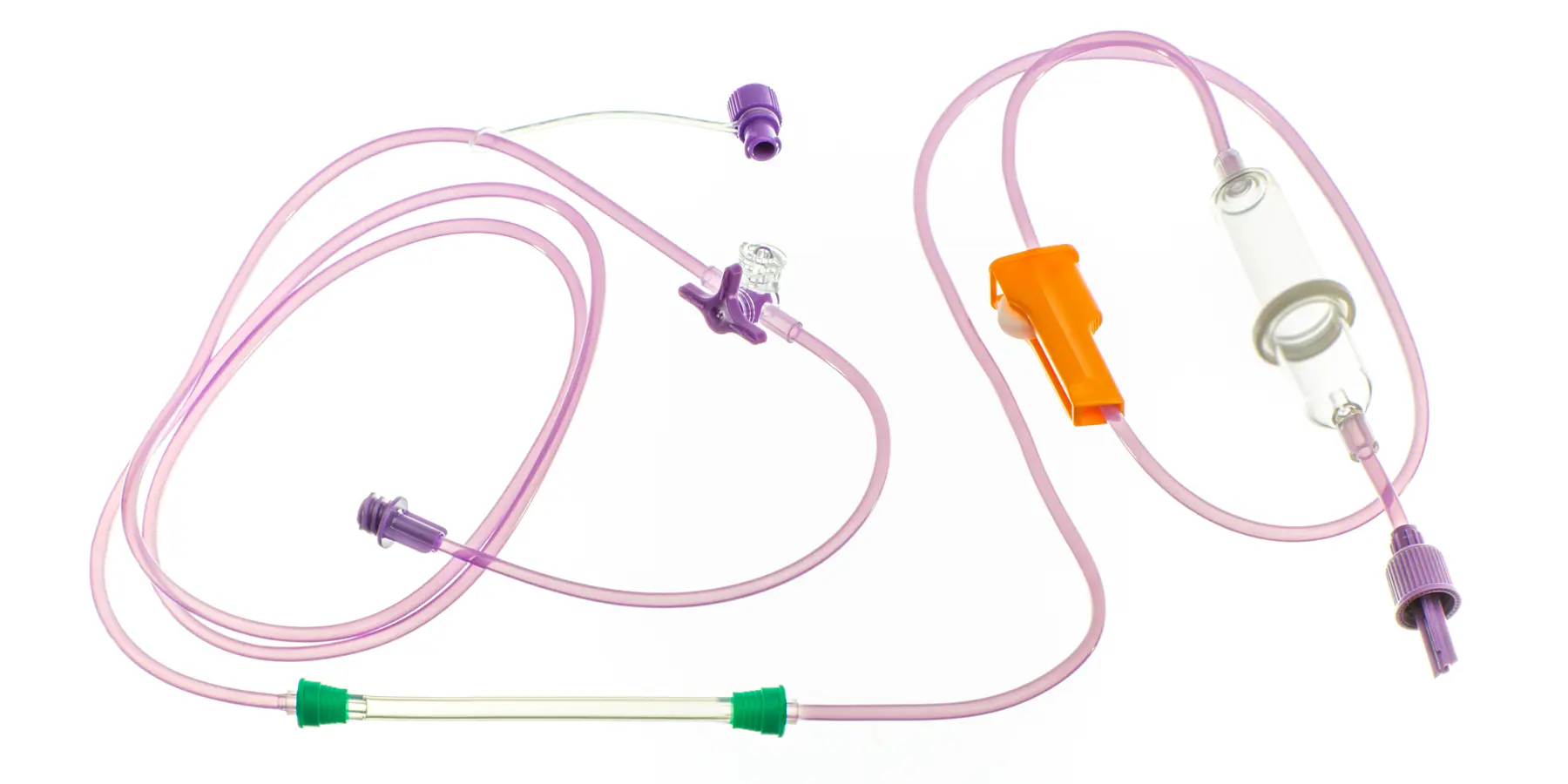 Conjunto de infusão enteral com conectores coloridos, câmara de gotejamento e regulador de fluxo.