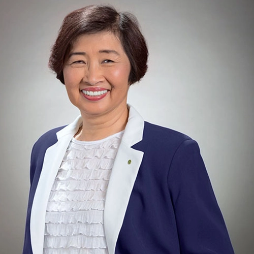 Retrato de Neide Kawabata, ex-presidente da B. Braun Brasil, em pose institucional.