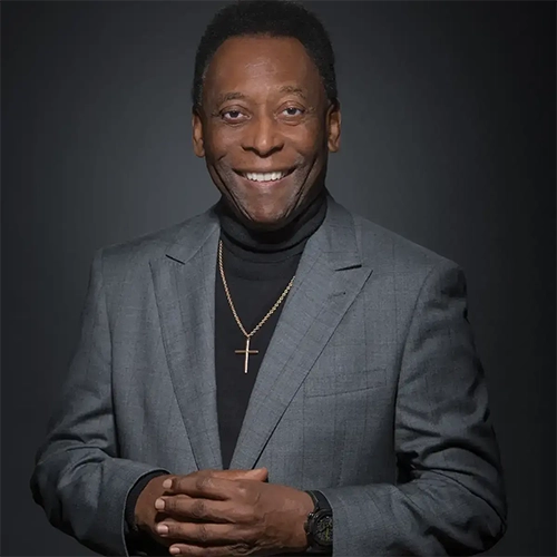 Pelé em retrato institucional para campanha da Hublot, com traje formal e fundo escuro