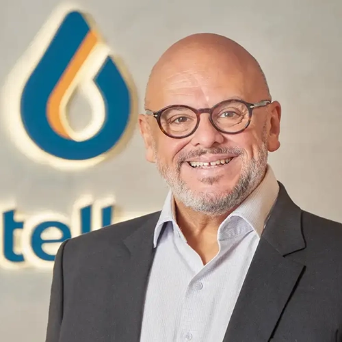 Executivo da diretoria de investidores da Constellation Brasil em retrato corporativo diante de logotipo.