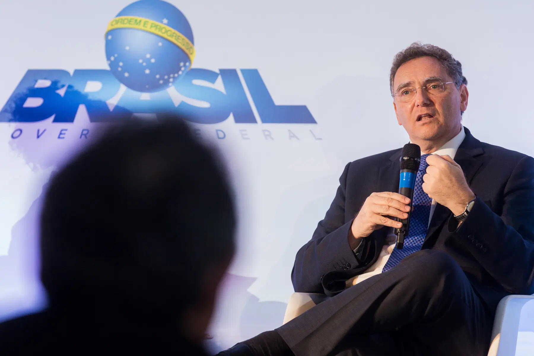 Autoridade do Governo Federal discursando em evento oficial no Brasil