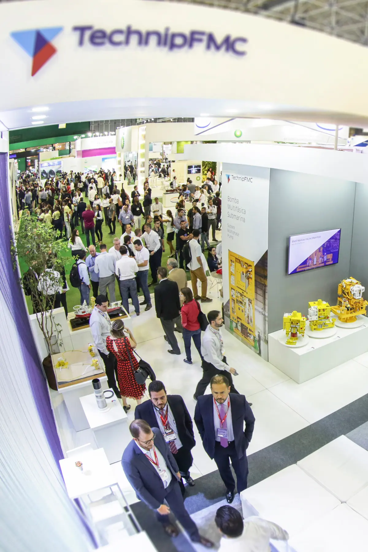 Espaço corporativo da TechnipFMC na Rio Oil & Gas, com público acompanhando apresentação de soluções submarinas