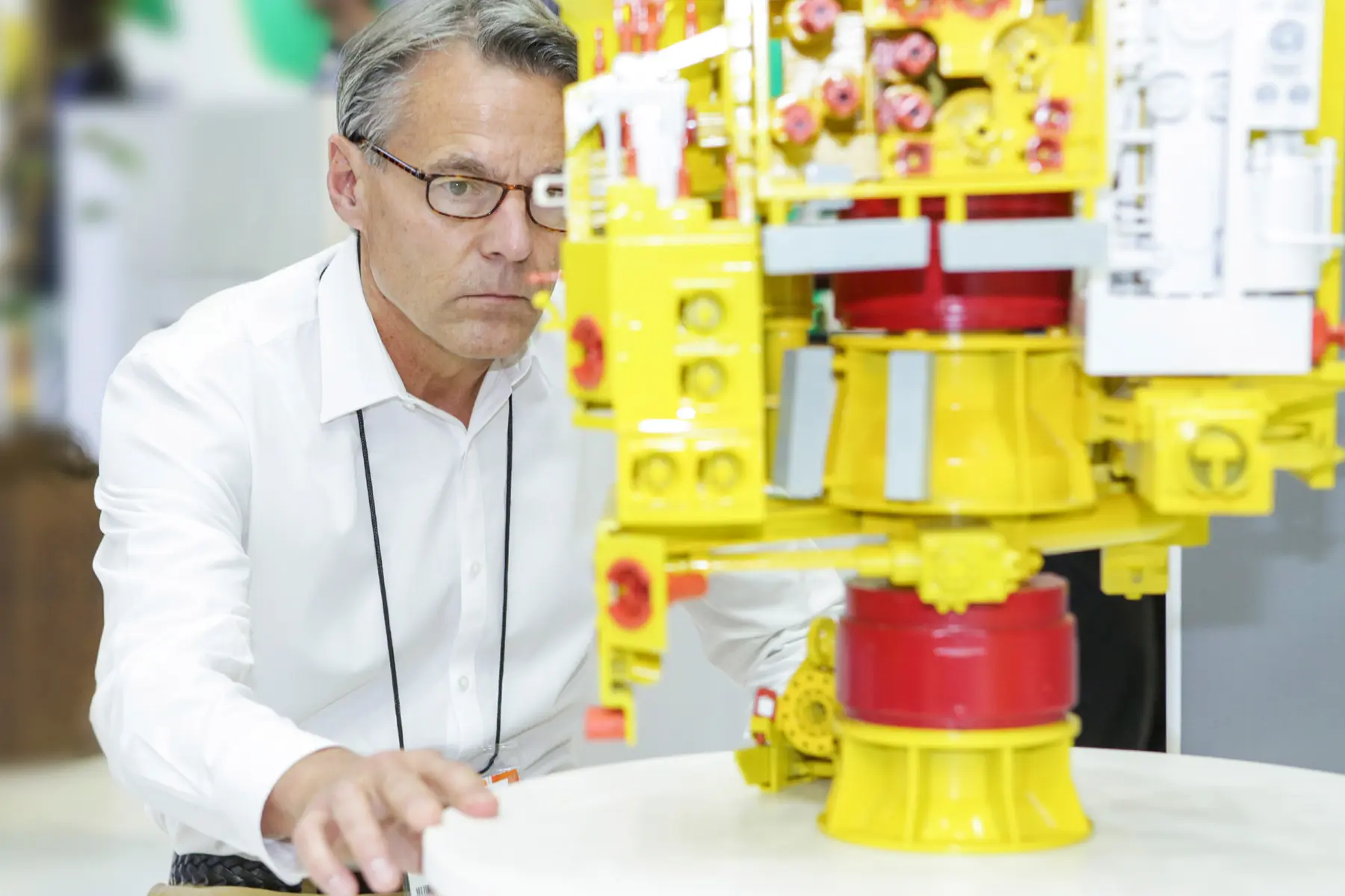 Espaço corporativo da TechnipFMC na Rio Oil & Gas, com público acompanhando apresentação de soluções submarinas