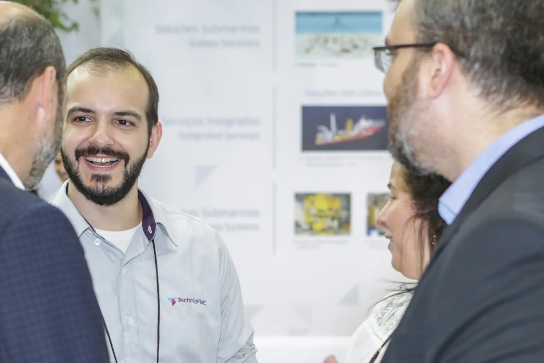 Espaço corporativo da TechnipFMC na Rio Oil & Gas, com público acompanhando apresentação de soluções submarinas