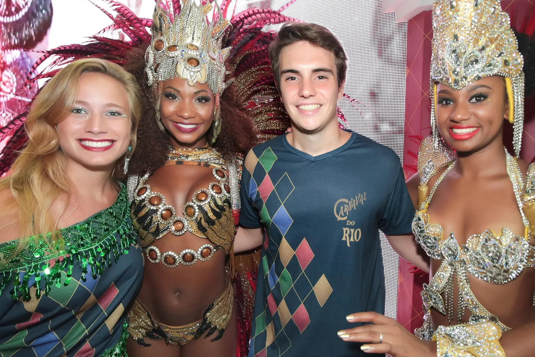 Convidados aproveitam o Carnaval carioca no Camarote Global, Sambódromo do Rio de Janeiro