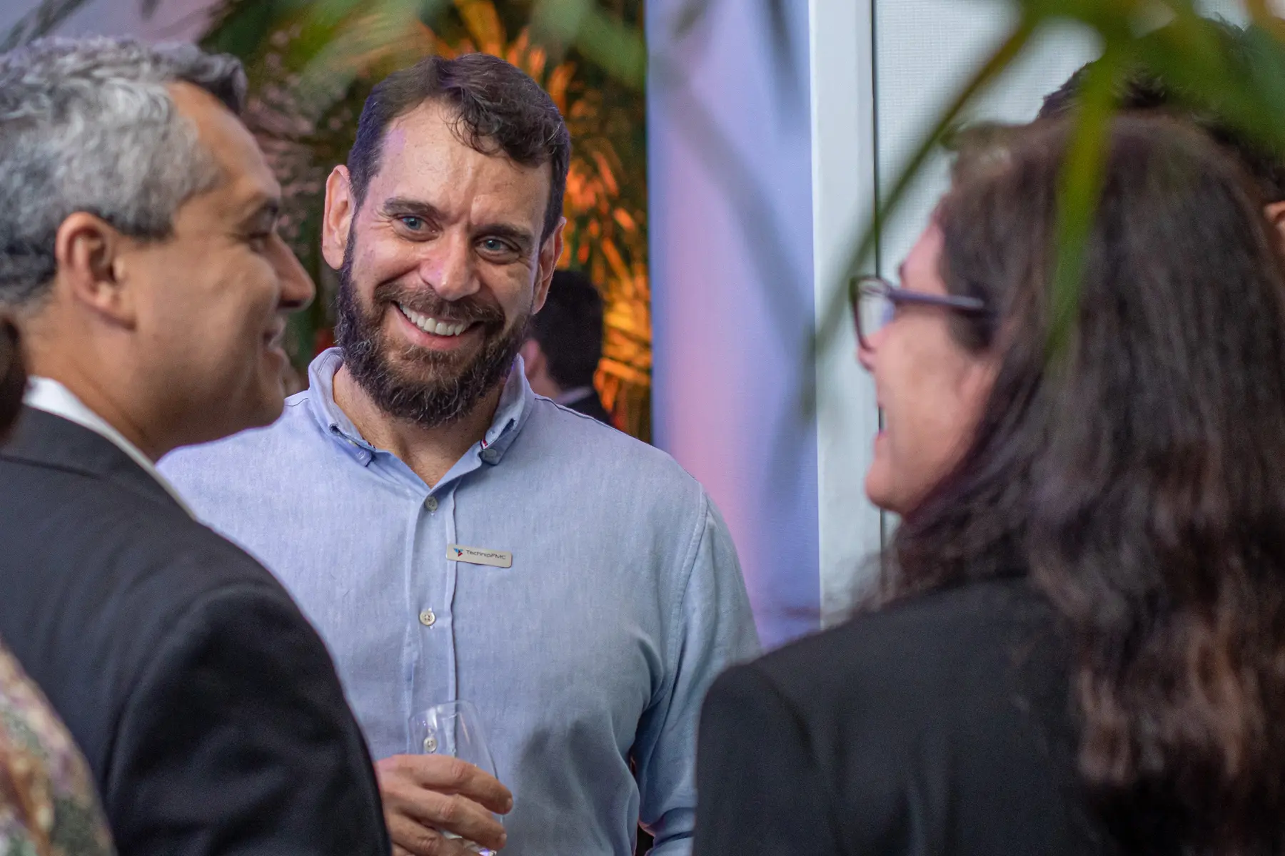 Networking entre clientes e parceiros em evento social corporativo paralelo à OTC