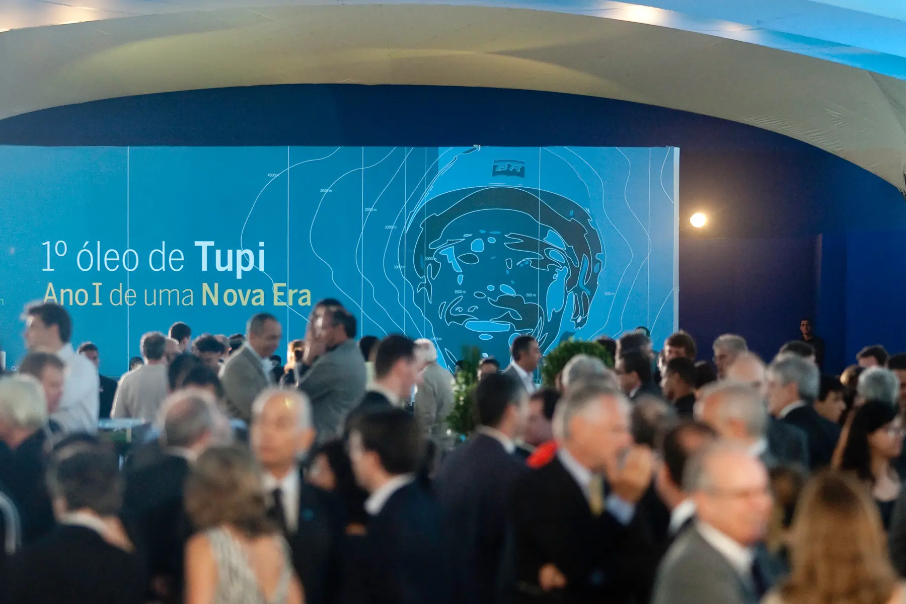 Executivos da Petrobras celebram o primeiro óleo do campo de Tupi