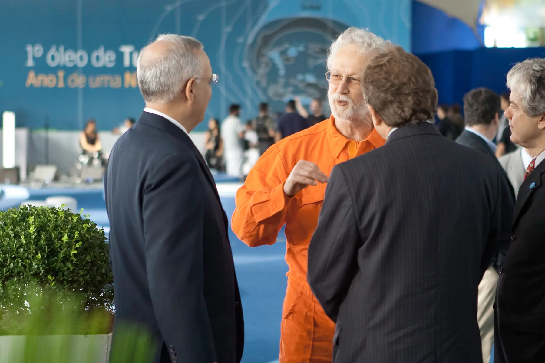 Executivos da Petrobras celebram o primeiro óleo do campo de Tupi