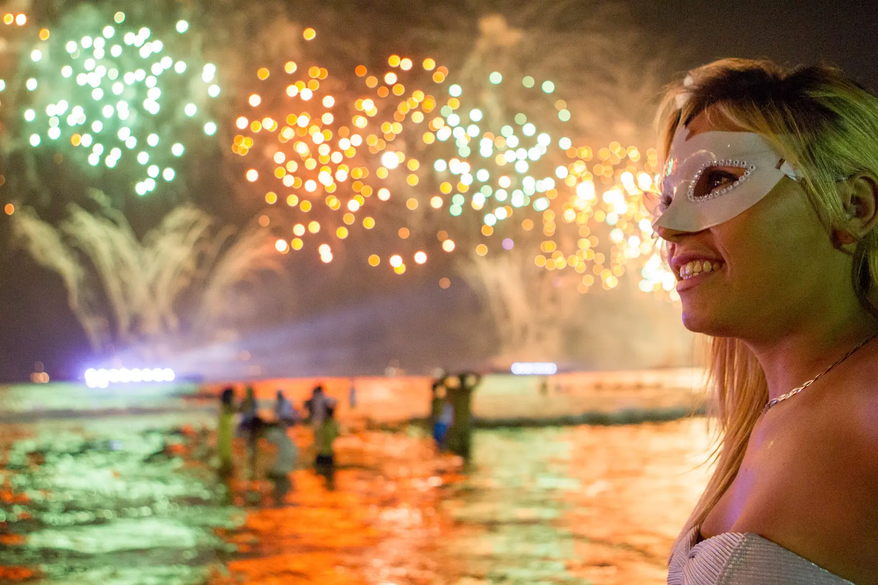 Fogos de artifício iluminam o céu no Réveillon de Copacabana, Rio de Janeiro