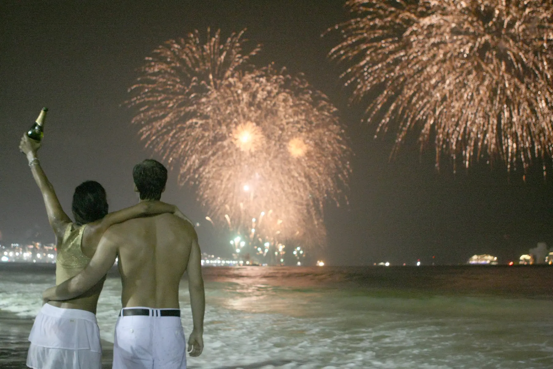 Fogos de artifício iluminam o céu no Réveillon de Copacabana, Rio de Janeiro