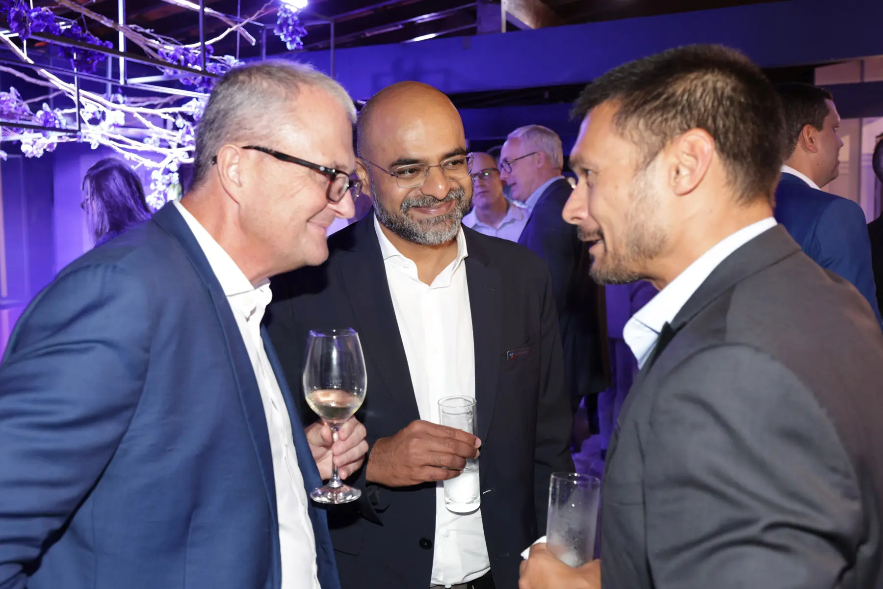 Networking entre clientes e parceiros em evento social corporativo paralelo à OTC, Sérgio Mariano, executivo da TechnipFMC, em evento corporativo junto com clientes em confraternização.