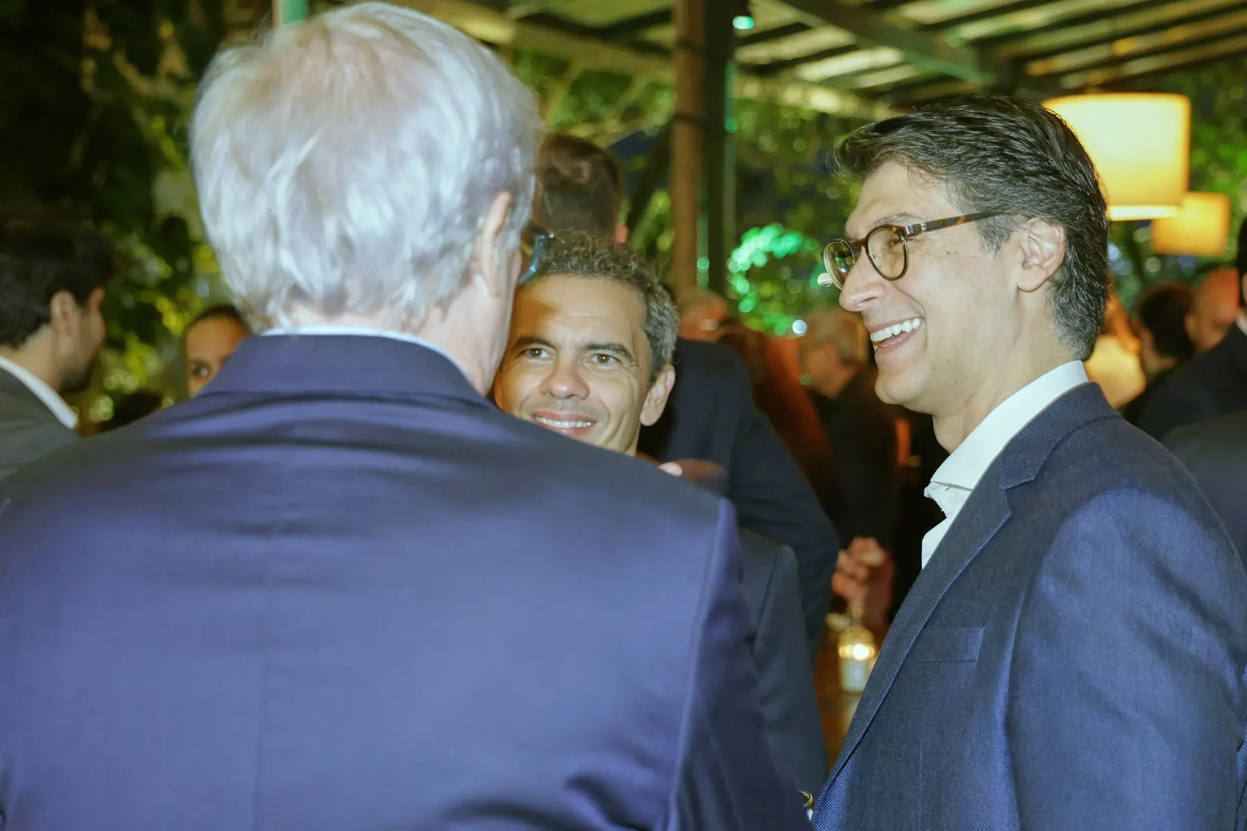 CEO Eduardo da Ouronova celebra com convidados na festa de 15 anos da empresa no Jockey Club Brasileiro. Eduardo Costa Sorrindo e confraternizando.