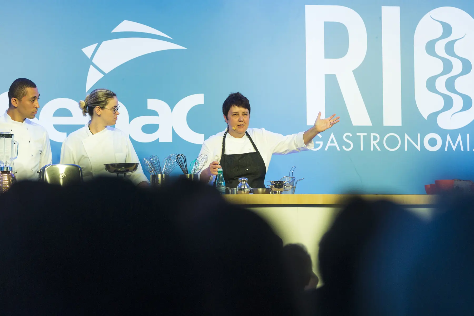 Chefs do SENAC em demonstração culinária no Rio Gastronomia, Armazém do Porto. Roberta Fontoura Sudbrack é uma chef de cozinha brasileira. Foi eleita em 2015 a melhor chef mulher da América Latina pela revista inglesa '‘Restaurant’'.