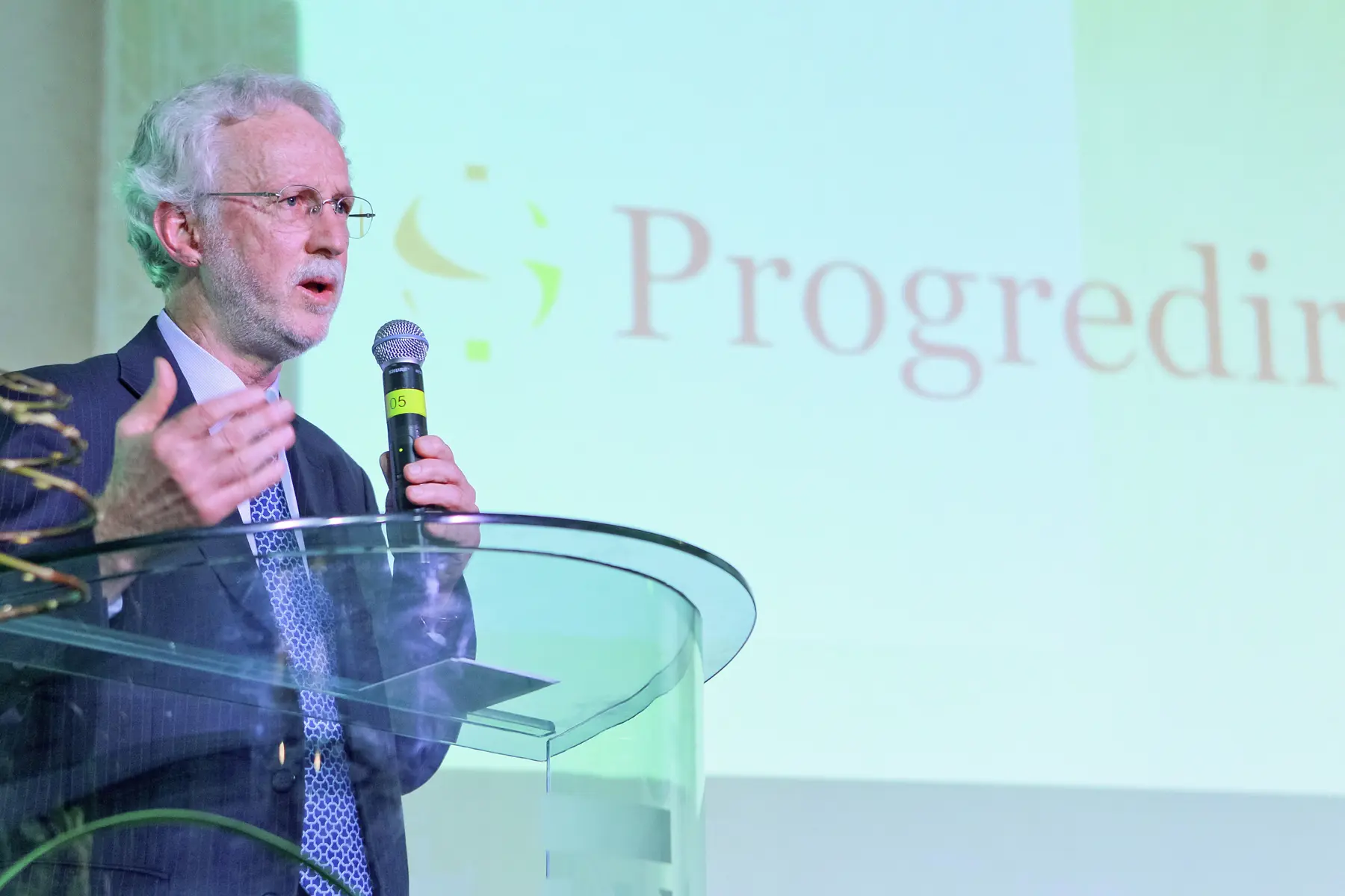 Executivo da Petrobras discursando em programa