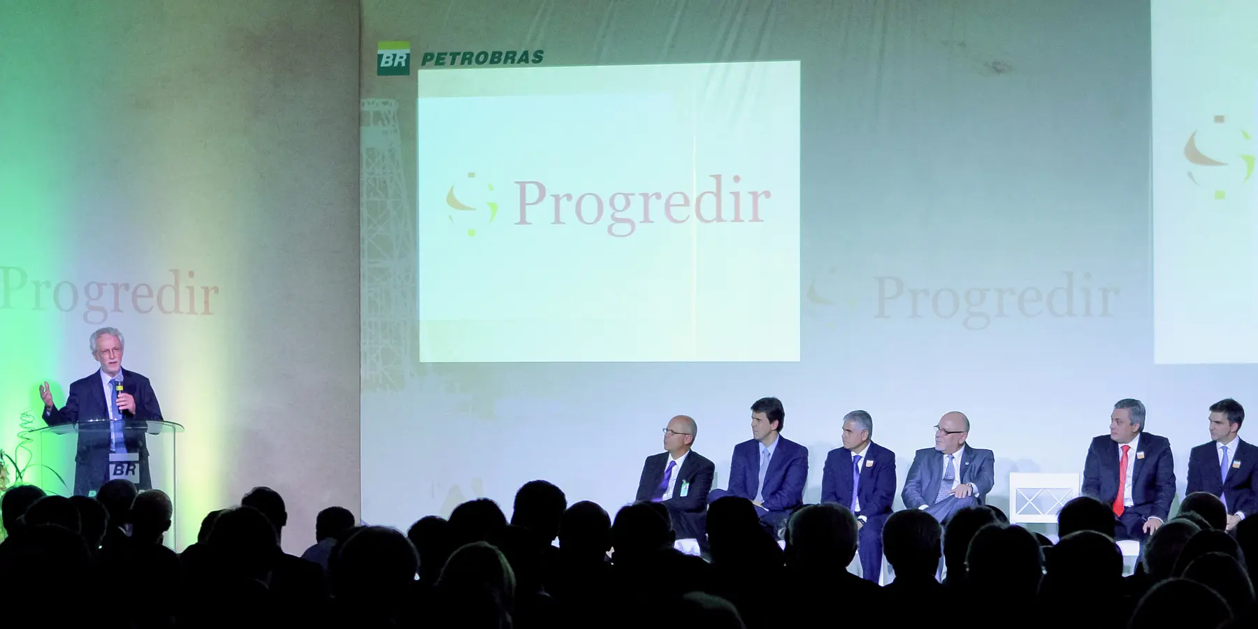 Executivo da Petrobras discursando em programa