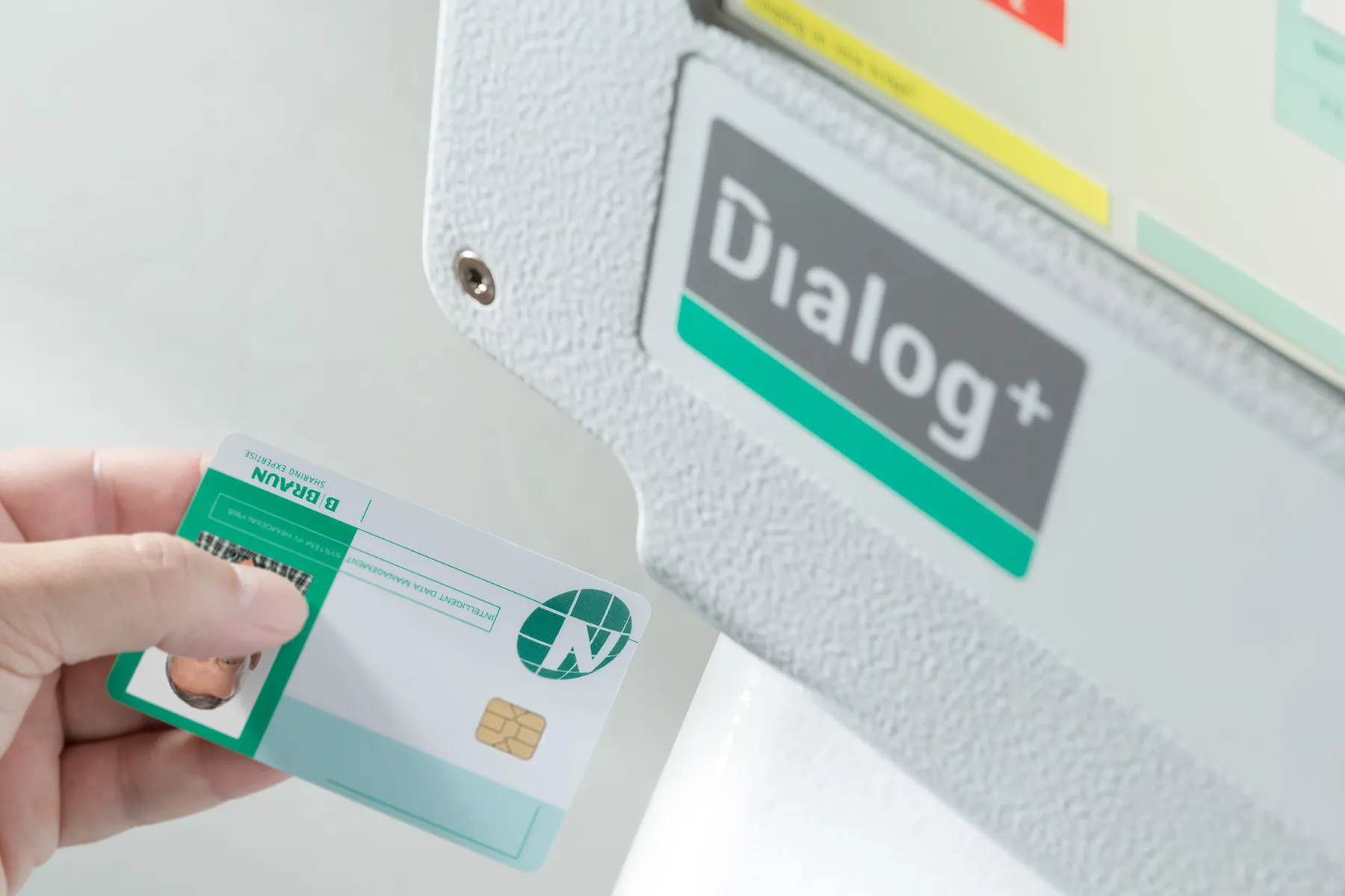 Colaborador utilizando cartão de identificação em sistema de controle de acesso industrial Dialog Plus.